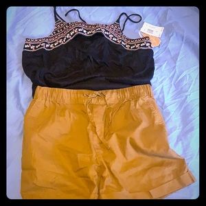 Short and sleeveless top